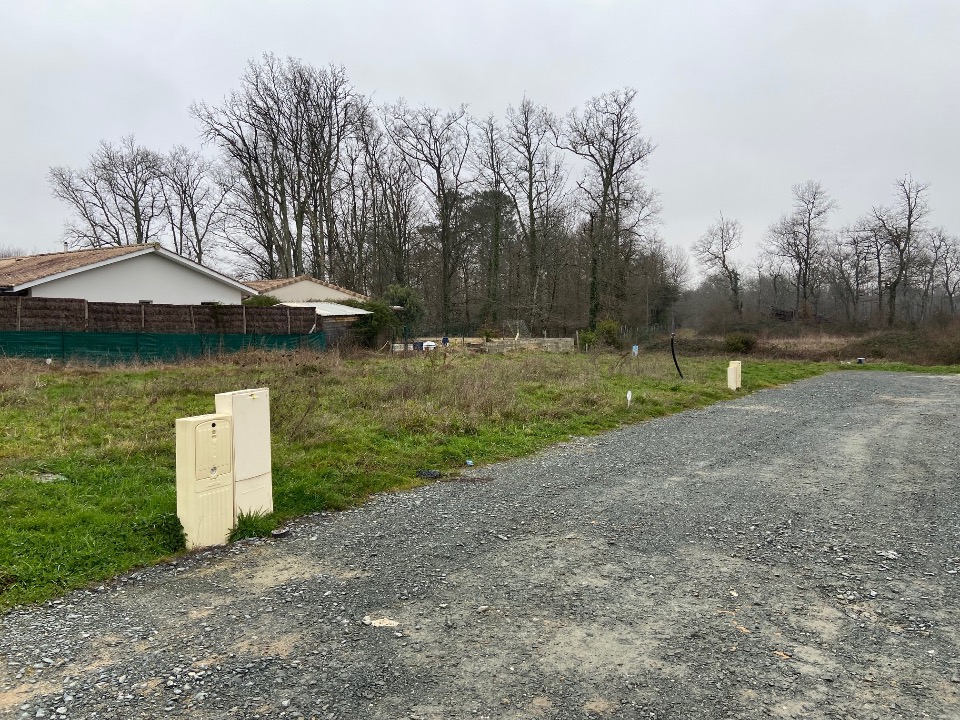 Offre de terrain constructible de 582m2 en vente à Madirac (33670)