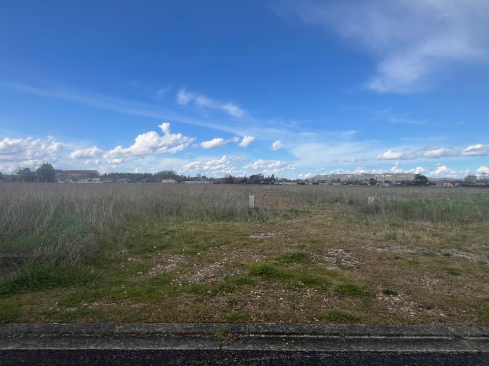 Parcelle de terrain constructible viabilisé de 890m2 en vente à Aiguillon