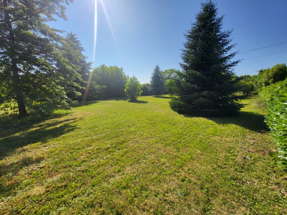 Beau terrain constructible viabilisé de 2135m2 à Cours-de-Pile