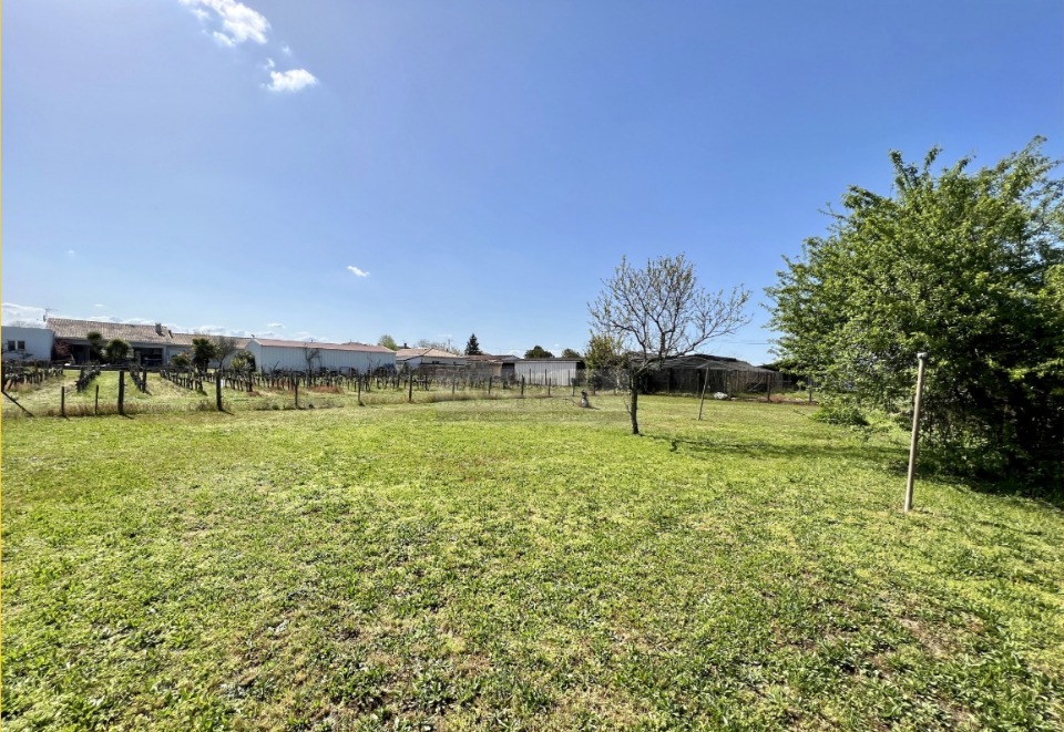 Sublime terrain à batir viabilisé de 500m2 disponible à Castres-Gironde (33640)