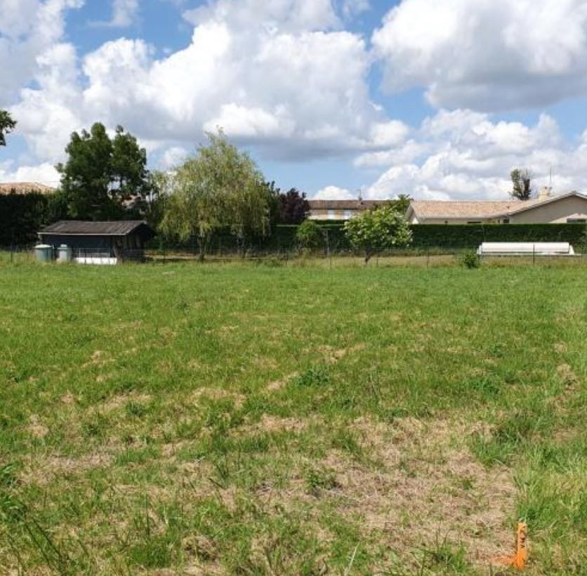 Très beau terrain viabilisé disponible à Lignan-de-Bordeaux