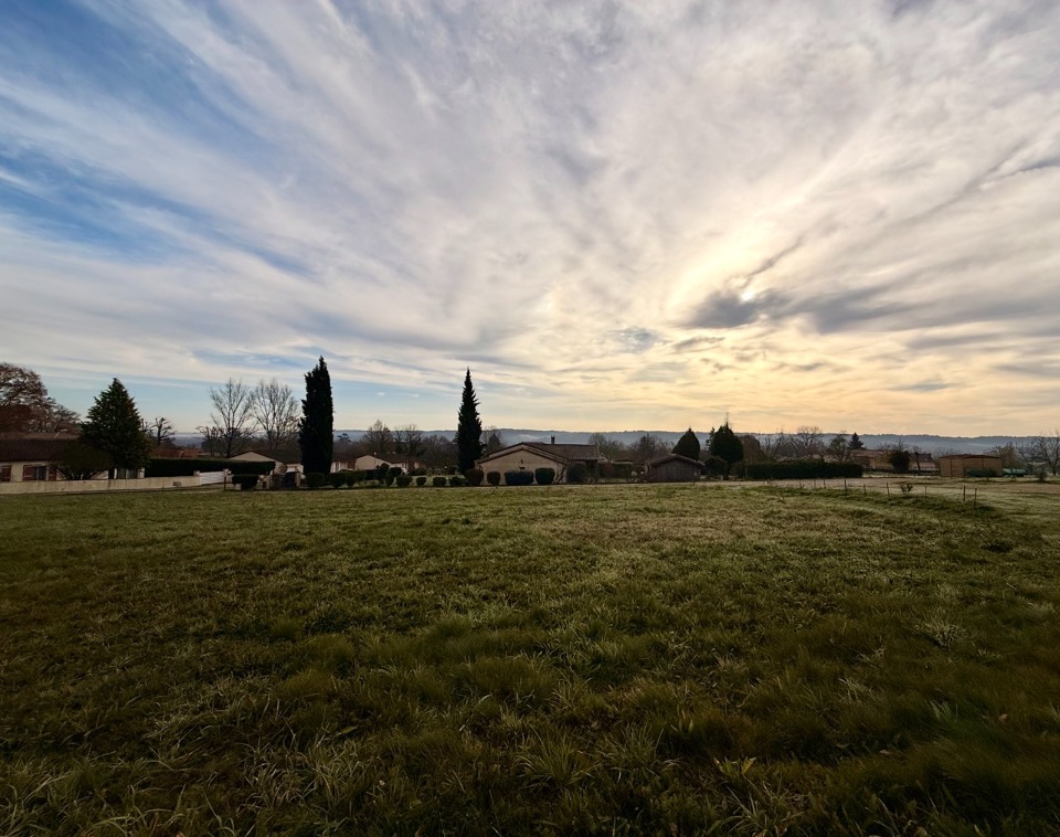 Beau terrain en vente à Douzillac