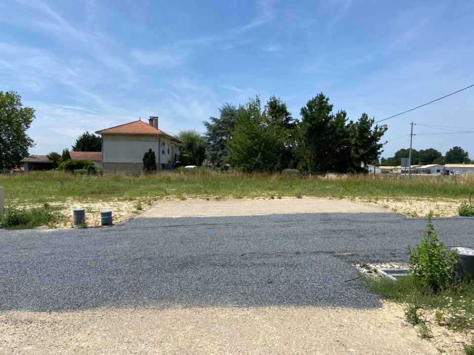 Agréable terrain à vendre de 640m2 disponible à Soulignac