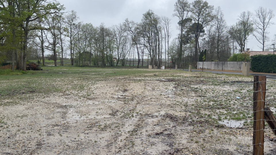 Charmant terrain à construire viabilisé disponible à La Brède