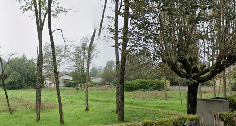 Joli terrain à vendre disponible à Léogeats