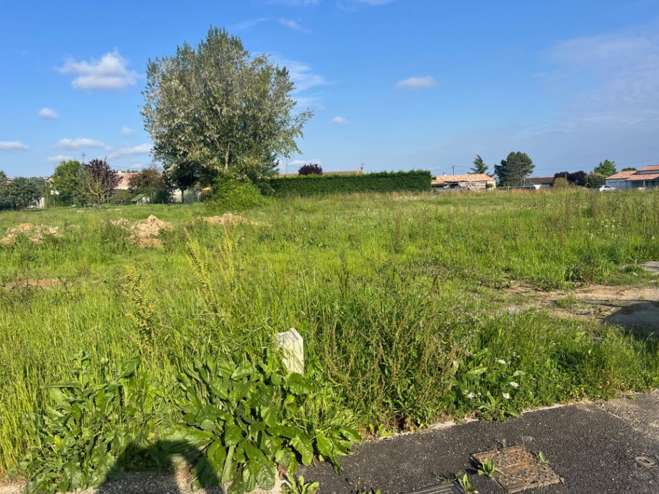 Agréable terrain constructible de 691m2 disponible à Sainte-Colombe-en-Bruilhois