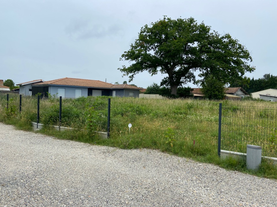 Agréable terrain à vendre viabilisé disponible à Hourtin (33990)