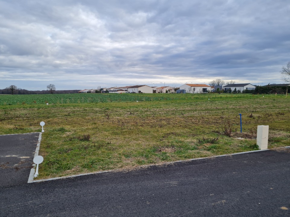 Joli terrain à construire à Corme-Royal