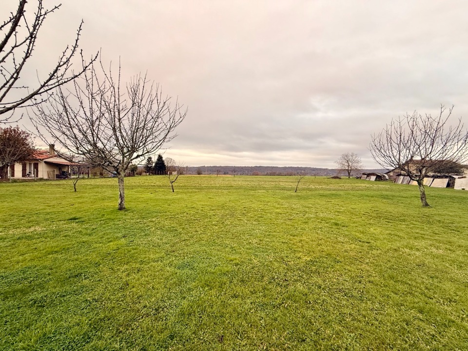 terrain de 1354m2 disponible à Saint-Germain-et-Mons