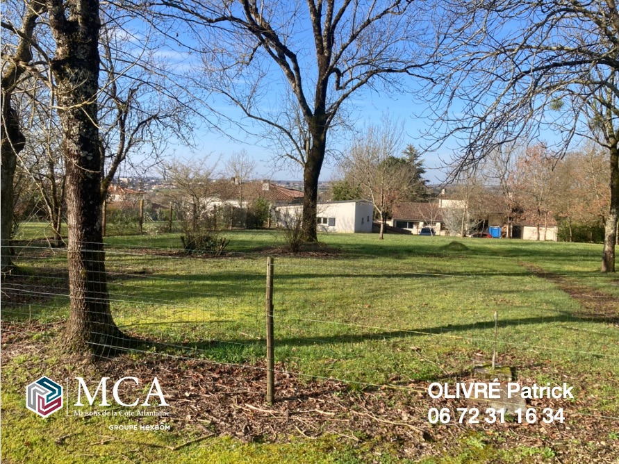 Parcelle de terrain constructible de 761m2 en vente à Fontcouverte (17100)