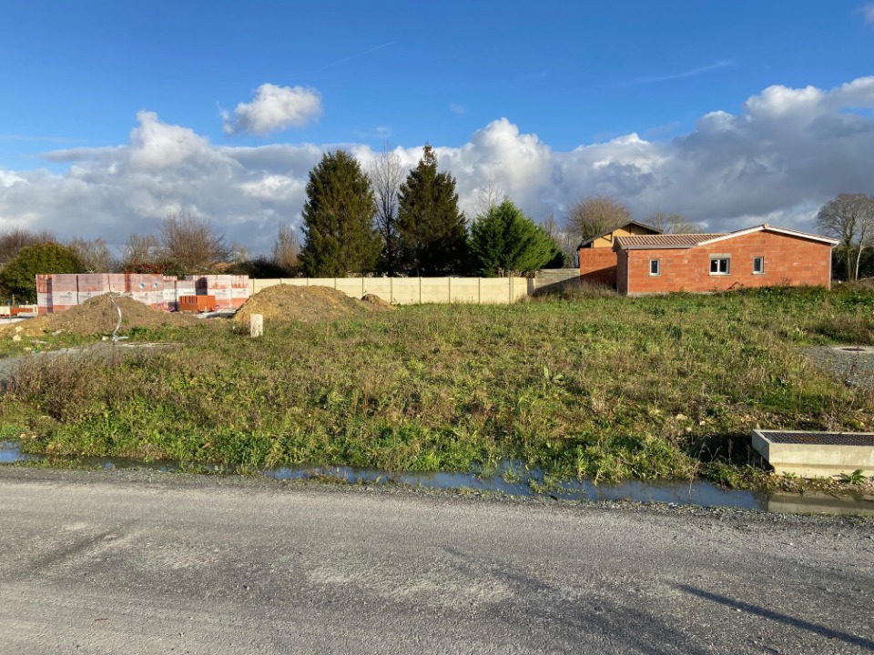 Très beau terrain constructible viabilisé de 524m2 disponible à Le Taillan-Médoc (33320)