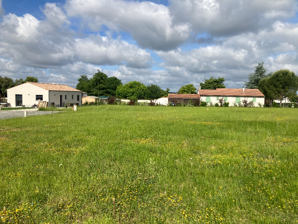 Acheter un terrain à construire viabilisé en vente à Saint-Vaize (17100)