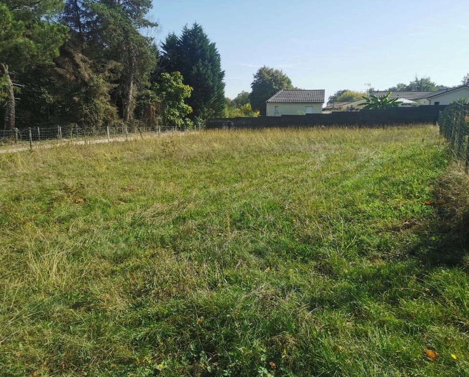 Offre de terrain à construire viabilisé de 1061m2 en vente à Roaillan