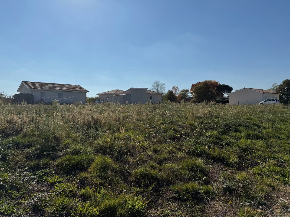 terrain viabilisé de 700m2 disponible à Auros