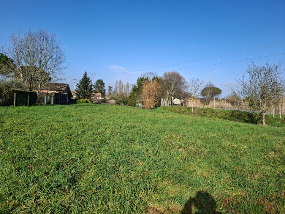 Agréable terrain à Lugon-et-l'Île-du-Carnay (33240)