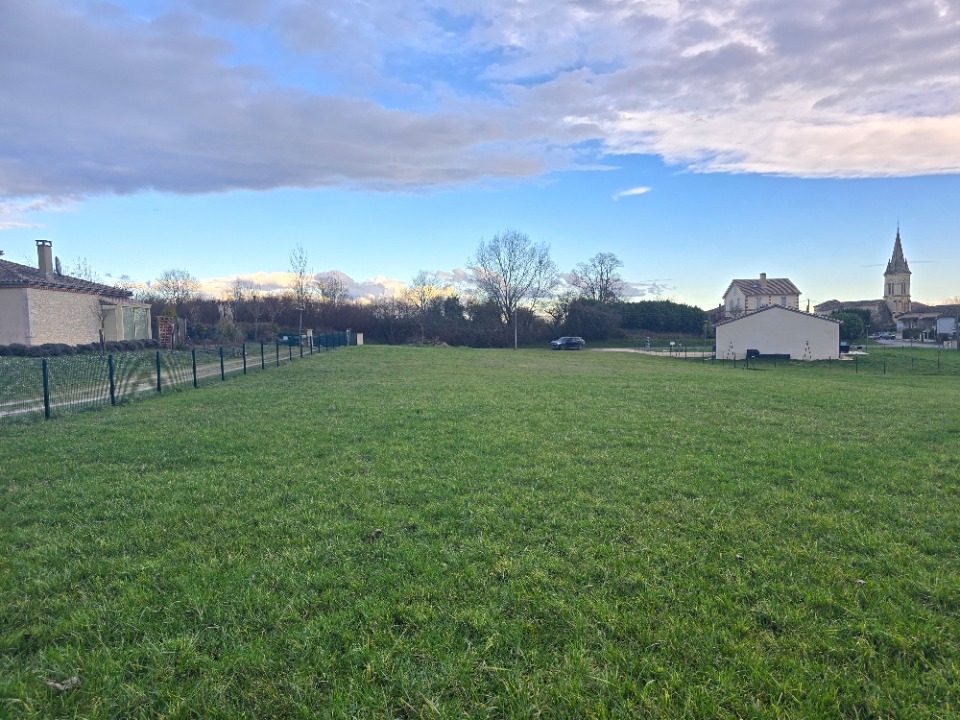 terrain à batir de 2054m2 en vente à Doudrac (47210)