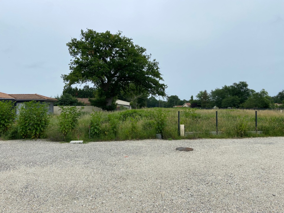 Magnifique terrain constructible viabilisé de 359m2 disponible à Gastes