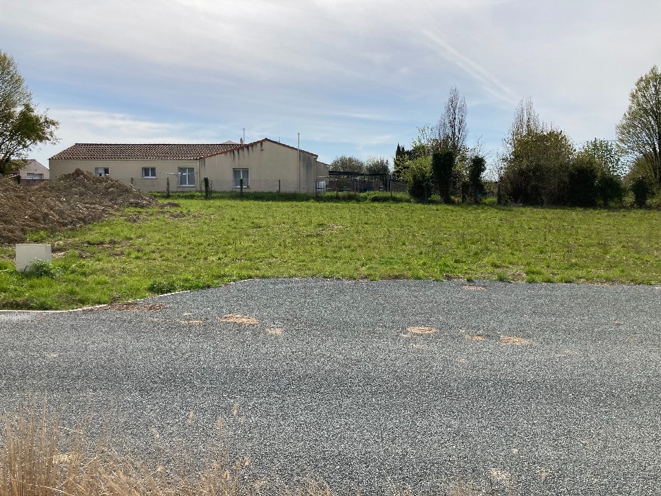 Charmant terrain à vendre de 680m2 disponible à Saintes