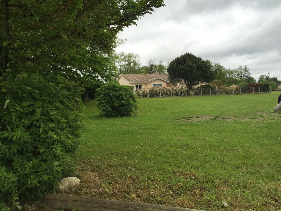 Magnifique terrain de 820m2 disponible à Saint-Selve