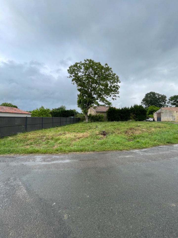 terrain constructible de 587m2 en vente à Peujard (33240)