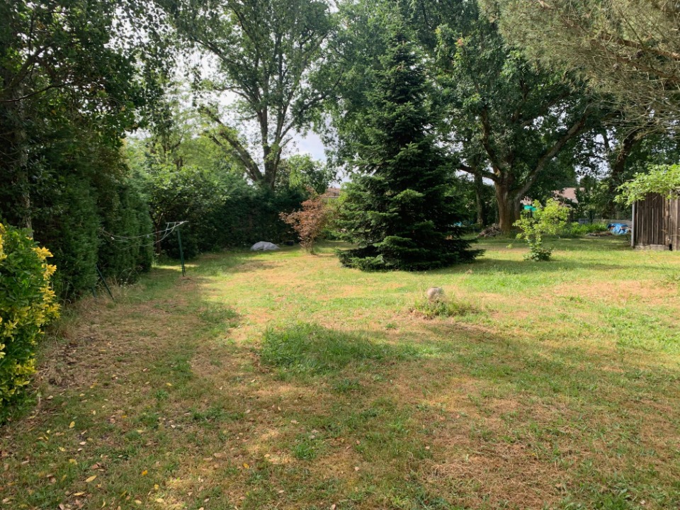 Beau terrain constructible viabilisé de 400m2 disponible à Martillac