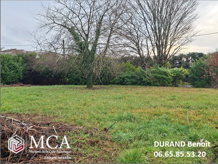 Beau terrain viabilisé de 1000m2 en vente à Le Fleix