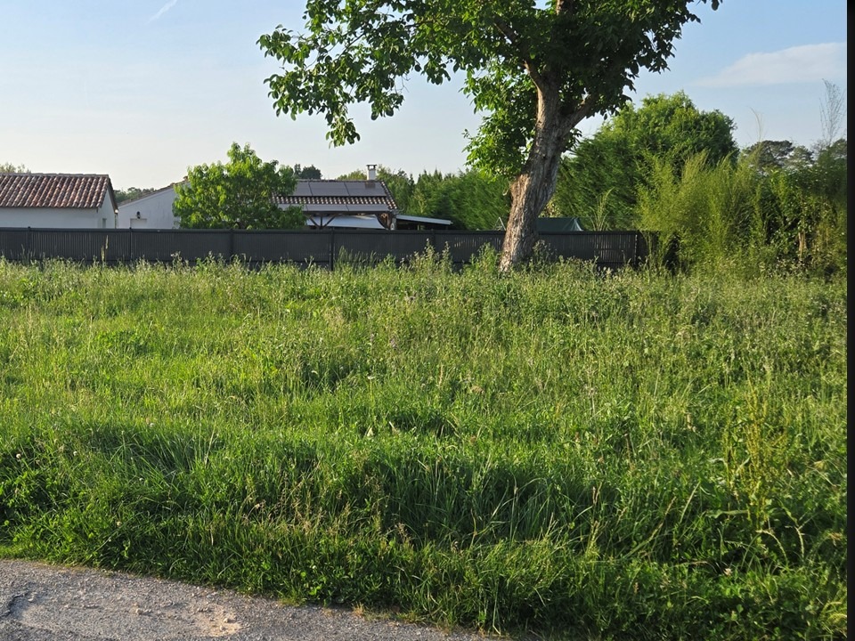 terrain constructible viabilisé disponible à Peujard