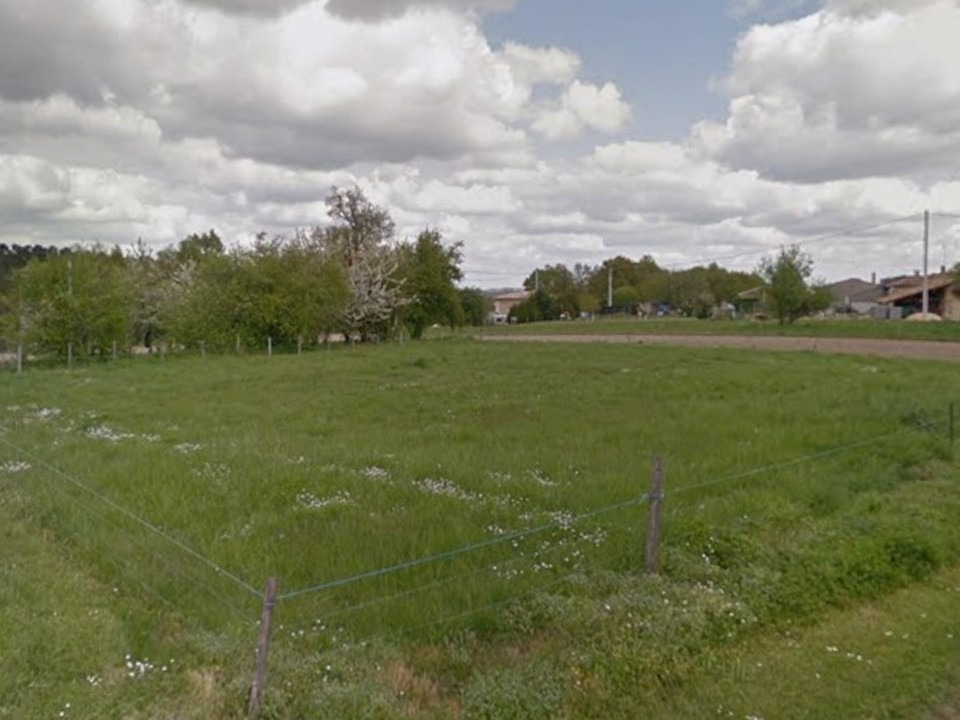 terrain à construire viabilisé de 1015m2 en vente à Montlieu-la-Garde